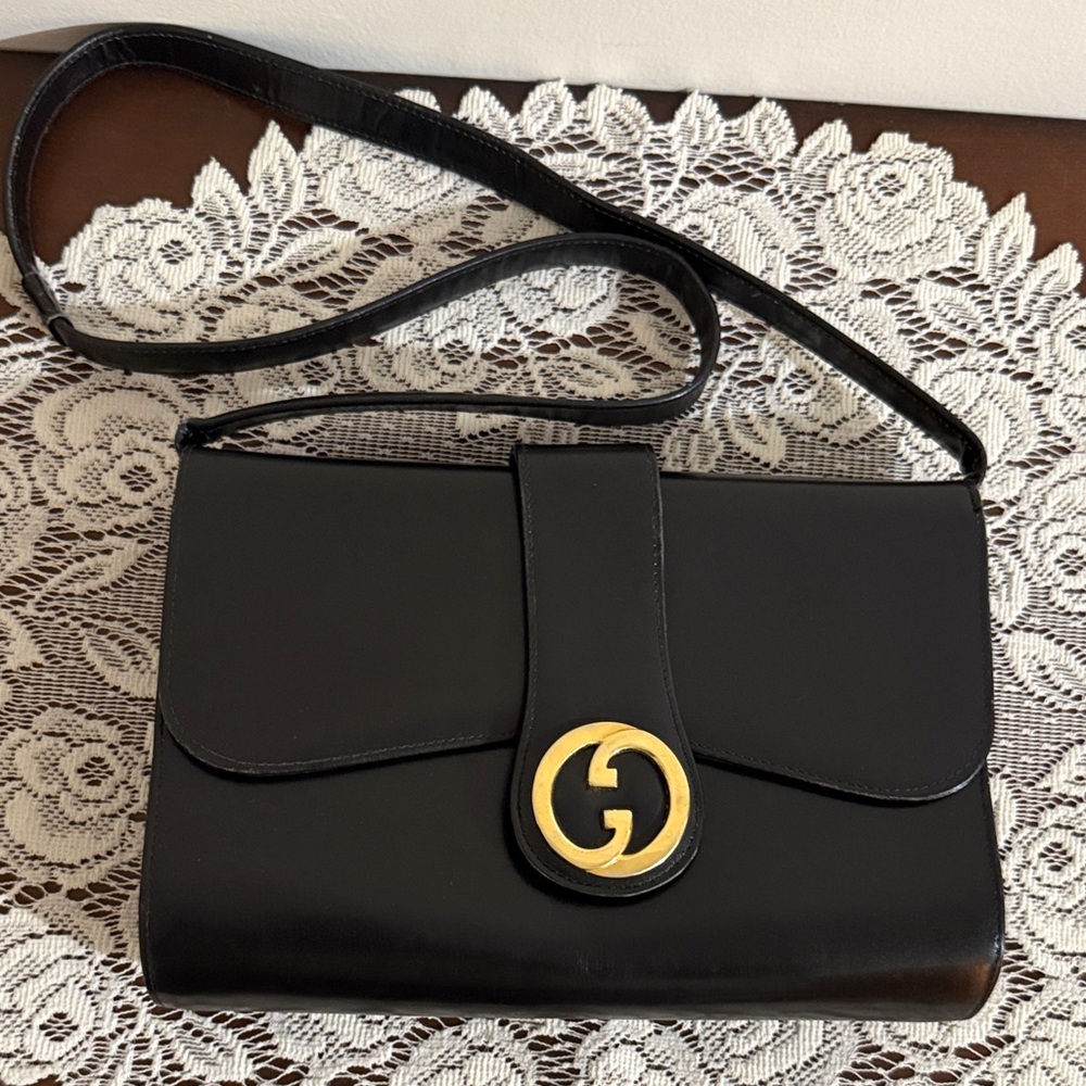 Vintage Interlocking Gucci black leather shoulder bag